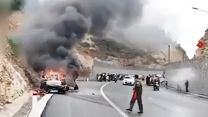 Video: Xế hộp tông vào vách núi rồi bốc cháy dữ dội, tài xế tử vong