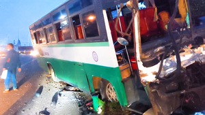 Video: Xe chở công nhân tông loạn xạ, 30 người thoát chết ở Đồng Nai