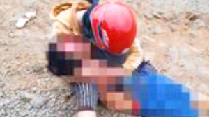 Video: Con trai 6 tuổi bị xe ben cán tử vong, mẹ ôm thi thể gào khóc thảm thương