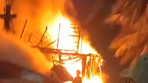 Video: Tàu cá bốc cháy dữ dội trong đêm