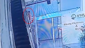 Video: Thót tim với hình ảnh cậu bé bị thang cuốn kéo lên cao vì bám vào tay vịn