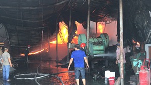 Video: Cháy lớn giữa trưa, xưởng gỗ và xưởng nhựa xốp bị thiêu rụi