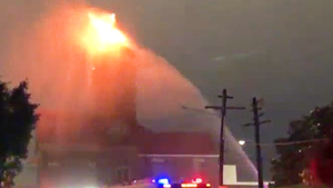 Video: Bão lớn làm cháy tháp chuông nhà thờ, 20.000 hộ dân bị mất điện