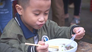 Hàng ngàn em nhỏ vùng cao Nghệ An háo hức trong lần đầu tiên được ăn Phở