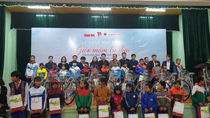 Trao 300 suất học bổng Gieo mầm trí thức cho học sinh tỉnh Quảng Trị