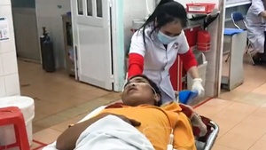 Video: Gia đình nghi bị bắn khi đang ăn cơm trước chòi