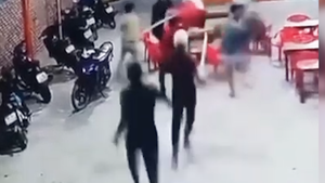 Video: Nhóm thanh niên cầm hung khí xông vào quán nhậu truy sát ở Bình Thuận