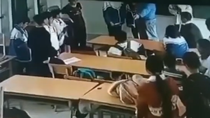 Video: Khởi tố phụ huynh xông vào trường đánh học sinh lớp 6 ở Điện Biên
