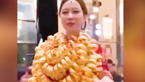 Video: Cô dâu được tặng gần 100 lượng vàng trong ngày cưới