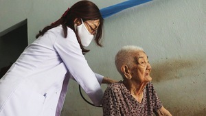 Bệnh viện Đại học Y dược TP.HCM chăm sóc sức khỏe cho Mẹ Việt Nam anh hùng
