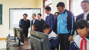 Tặng 100 bộ máy tính cho 10 trường học tại vùng lũ Quảng Bình