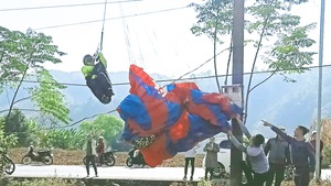 Video: Vận động viên nhảy dù bị vướng vào dây điện ở Lai Châu