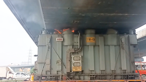 Video: Xe đầu kéo mắc kẹt dưới chân cầu vượt và phát nổ
