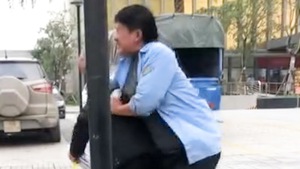 Video: Tài xế đánh khách chờ xe buýt vì bị chê xe đi lòng vòng