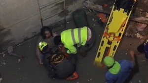 Video: Người phụ nữ lao xe máy xuống hố sâu 5m
