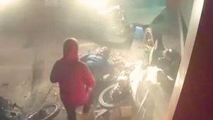 Video: Xe ben nổ lốp, tông 3 xe máy và cuốn người phụ nữ vào gầm