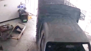 Video: Tài xế không bằng lái nhấn nhầm chân ga, xe tải lao vào trạm xăng