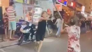 Video: 2 phụ nữ cầm cây đập nhau, ông Tây can ngăn cũng bị đập