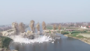 Video: Khoảnh khắc cây cầu dài gần 250m nổ tung