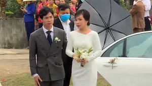 Video: Công Phượng đón cô dâu Viên Minh bằng siêu xe tại quê nhà