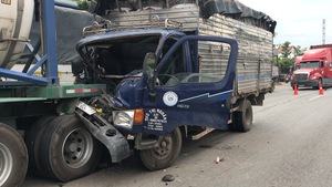 Video: Xe tải tông vào đuôi xe bồn, người dân phá cabin đưa tài xế đi cấp cứu