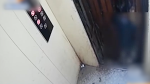 Video: Bé trai 5 tuổi bị thang máy kẹt chết tại chung cư