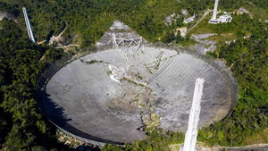 Video: Khoảnh khắc kính viễn vọng lớn của Mỹ đổ sập
