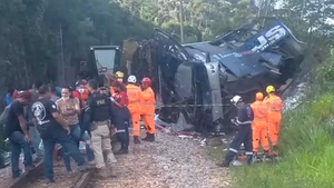 Video: Xe buýt mất lái rớt khỏi cầu vượt, 40 người thương vong