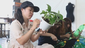 Góc nhìn trưa nay | Mang chai nhựa, giày dép hỏng… đến quán cà phê tái chế ở Sài Gòn