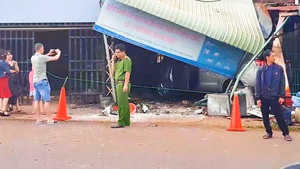 Video: Xe ô tô lao vào quán bánh xèo tông chủ quán bị thương nặng