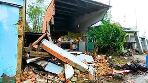 Video: Xe container tông 7 nhà dân, nhiều người thoát chết ở Quảng Nam