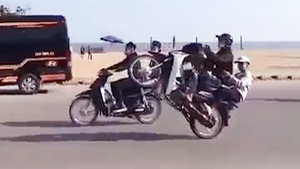 Video: Hàng chục thanh niên đầu trần, bốc đầu phóng xe máy ầm ầm ở Sầm Sơn