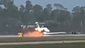 Video: Máy bay trượt dài và bốc cháy trên đường băng