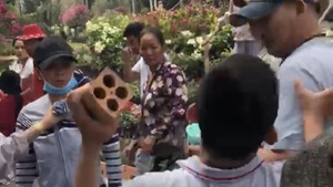 Video: Nhóm cướp giật táo tợn đánh du khách giải vây đồng bọn