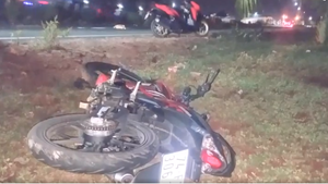 Video: Xe du lịch tông văng xe máy bên lề đường rồi bỏ chạy