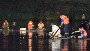 Video: 4 người được cứu, 6 thi thể được tìm thấy trong vụ chìm ghe trên sông Vu Gia