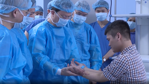 Video: Bệnh nhân được ghép tay 'cho tới bây giờ tôi vẫn không tin đây là sự thật'