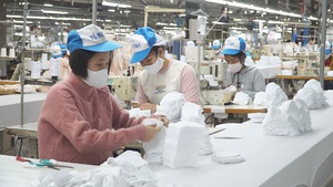 Góc nhìn trưa nay | Công nhân tăng ca sản xuất khẩu trang phòng virus corona