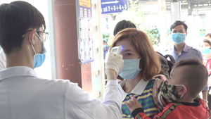 Video: Kiểm soát nghiêm ngặt dấu hiệu dịch corona tại Ga Sài Gòn