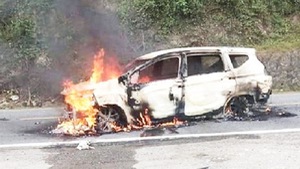 Video : Ô tô 7 chỗ bốc cháy trên đường khiến 2 người chết