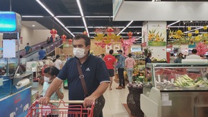 Phát khẩu trang cho khách đến siêu thị, trung tâm thương mại tại TP.HCM