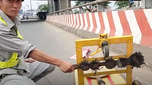 Video: Rải đinh hình thoi dày đặc trên đường còn đe dọa đánh người hút đinh