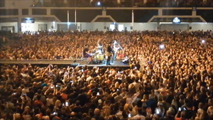 Video: Hàng ngàn người không đeo khẩu trang dự hòa nhạc ở Anh, bất chấp dịch COVID-19