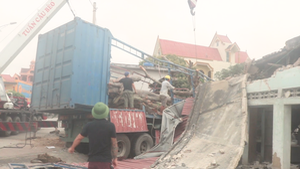 Video: Xe container đâm sập 3 nhà dân, nhiều người thoát chết