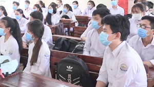 Video: Hàng trăm học sinh nghỉ học trong ngày đầu đi học trở lại ở Bình Phước