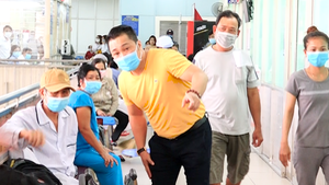 Video: Gia đình NSND Lý Huỳnh tặng máy thở trị giá 500 triệu đồng cho bệnh viện Chợ Rẫy