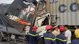 Video: Xe tải húc container, 3 người chết trong cabin biến dạng