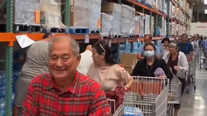 Video: Người Mỹ đổ xô đến siêu thị mua đồ dự trữ tránh dịch COVID-19