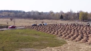 Video: Đào hàng trăm ngôi mộ để cảnh báo nguy hiểm của COVID-19