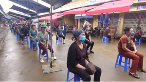 Video: Xét nghiệm nhanh COVID-19 tại các chợ đầu mối ở Hà Nội
